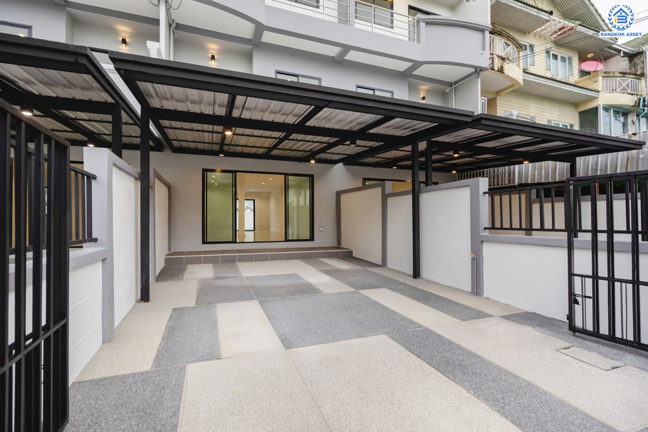 บ้านมือสองตกแต่งใหม่ ดีไซน์สวย ม.บ้านช่อชัยพฤกษ์ จรัญฯ-ปิ่นเกล้า เนื้อที่ 30.6 ตร.ว. ฟังก์ชัน 3 ห้องนอน 3 ห้องน้ำ จอดรถได้ 2 คัน รองรับทุกกิจกรรม บนทำเลเชื่อมต่อหลายเส้นทาง ใกล้จุดขึ้นทางด่วน "ศรีรัช" และรถไฟฟ้าสายสีแดง "สถานีบางบำหรุ"